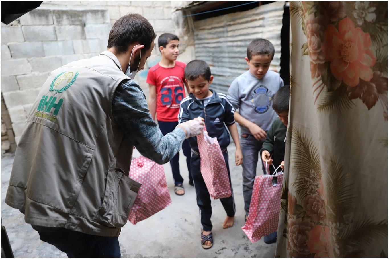 Kilis'te bin 500 yetim aileye iftariye verilip çocuklara oyuncak dağıtıldı